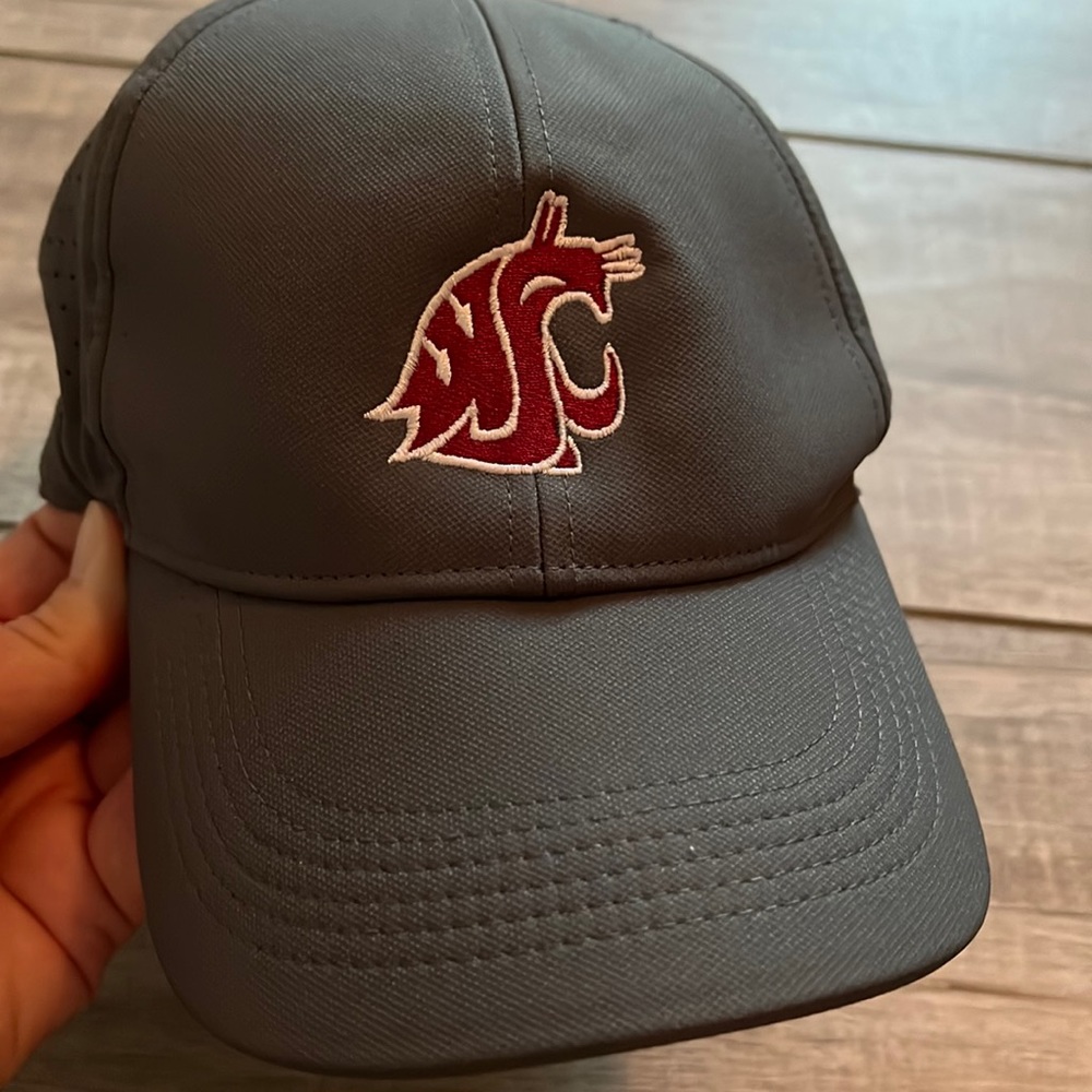 Nike Washington State University Cougars golf hat.
